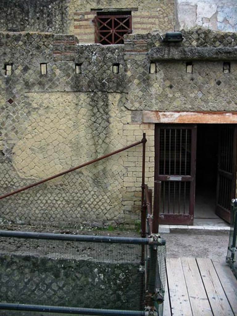 V.8, Herculaneum. May 2003. Looking towards northern side of doorway on Cardo IV.
Photo courtesy of Nicolas Monteix.
